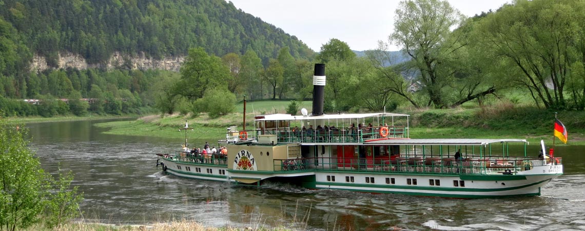 Raddampfer auf der Elbe